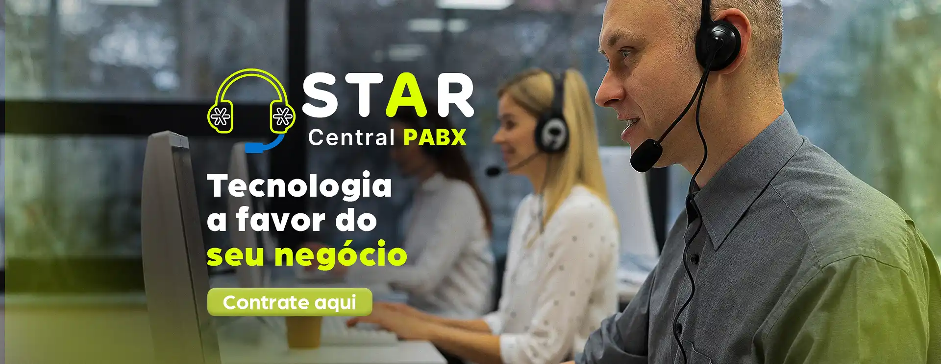 Profissional usando central PABX da STAR